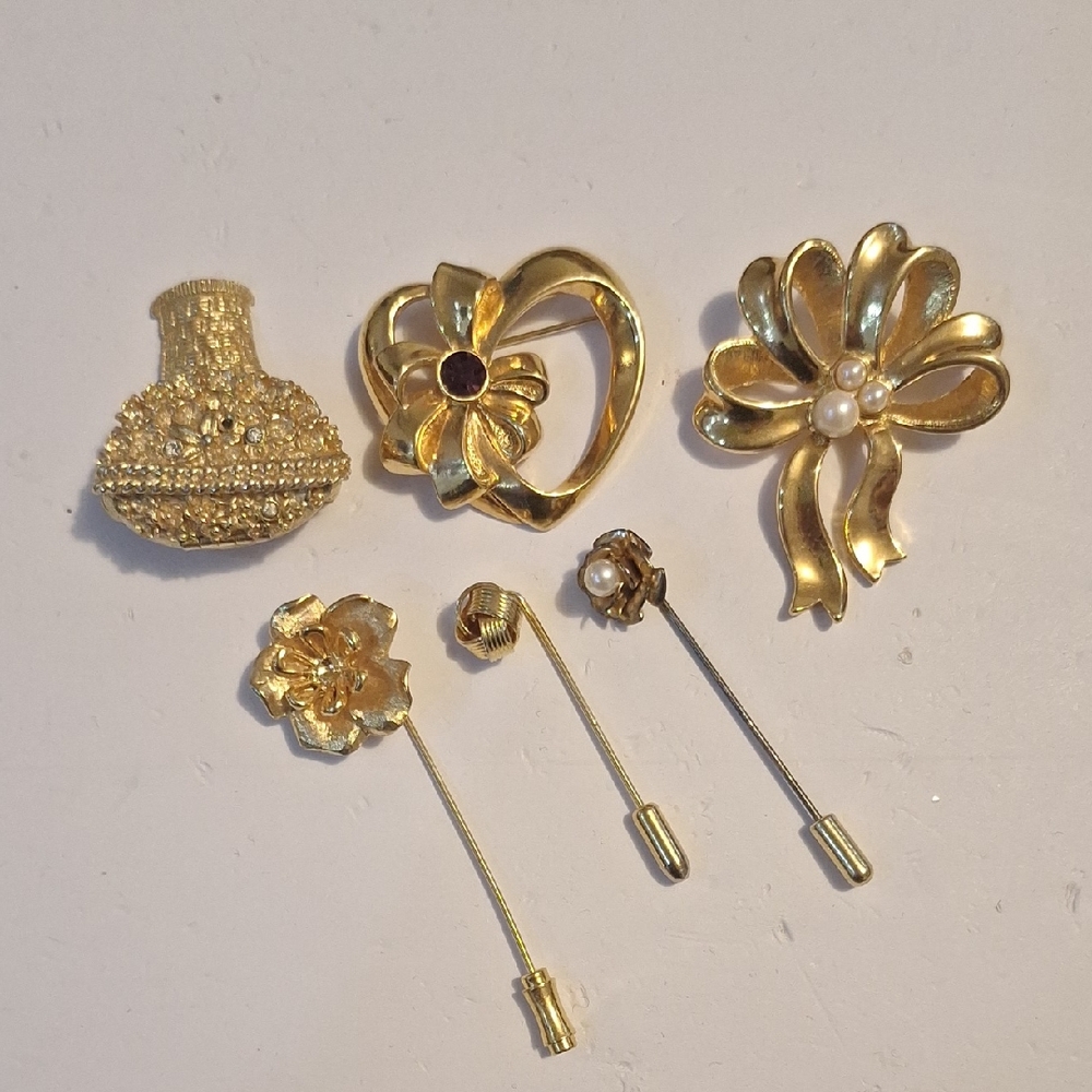 Avon Brooches And Stickpin Lot